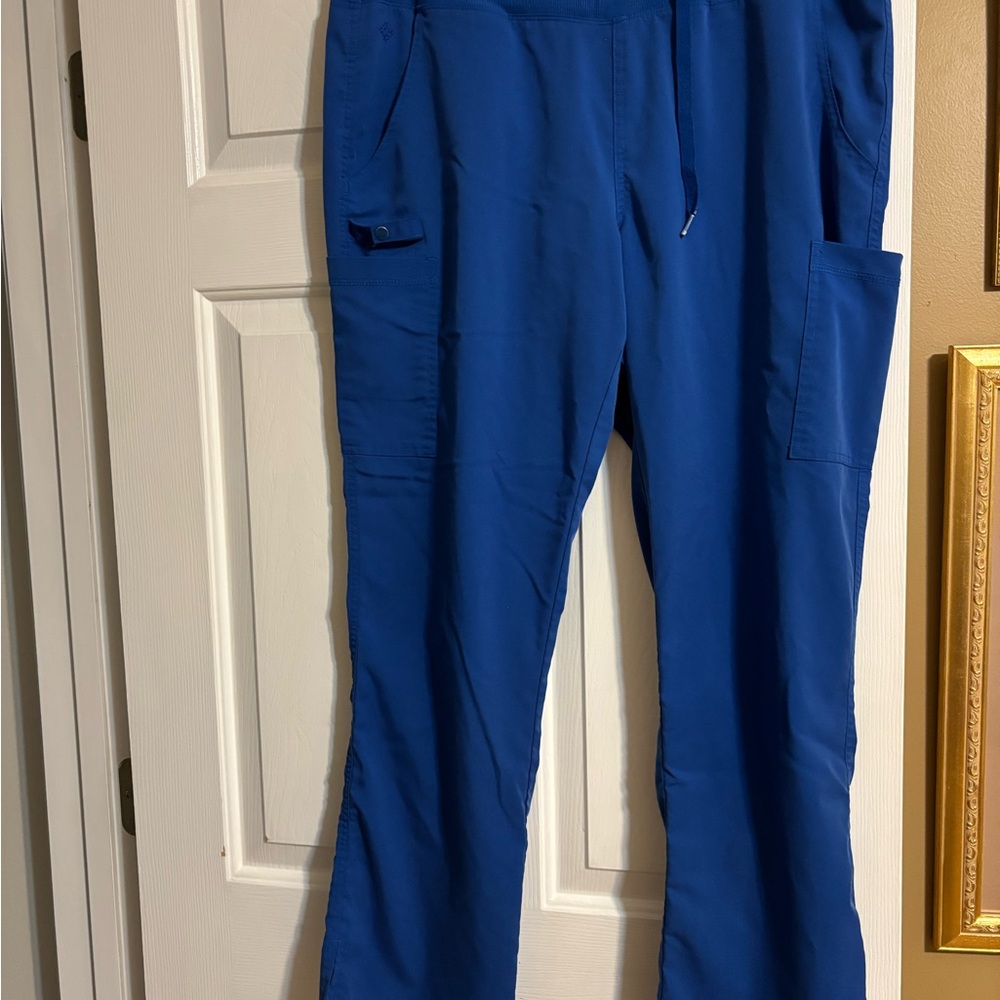 Women’s med couture royal blue scrub bottoms. In size L.